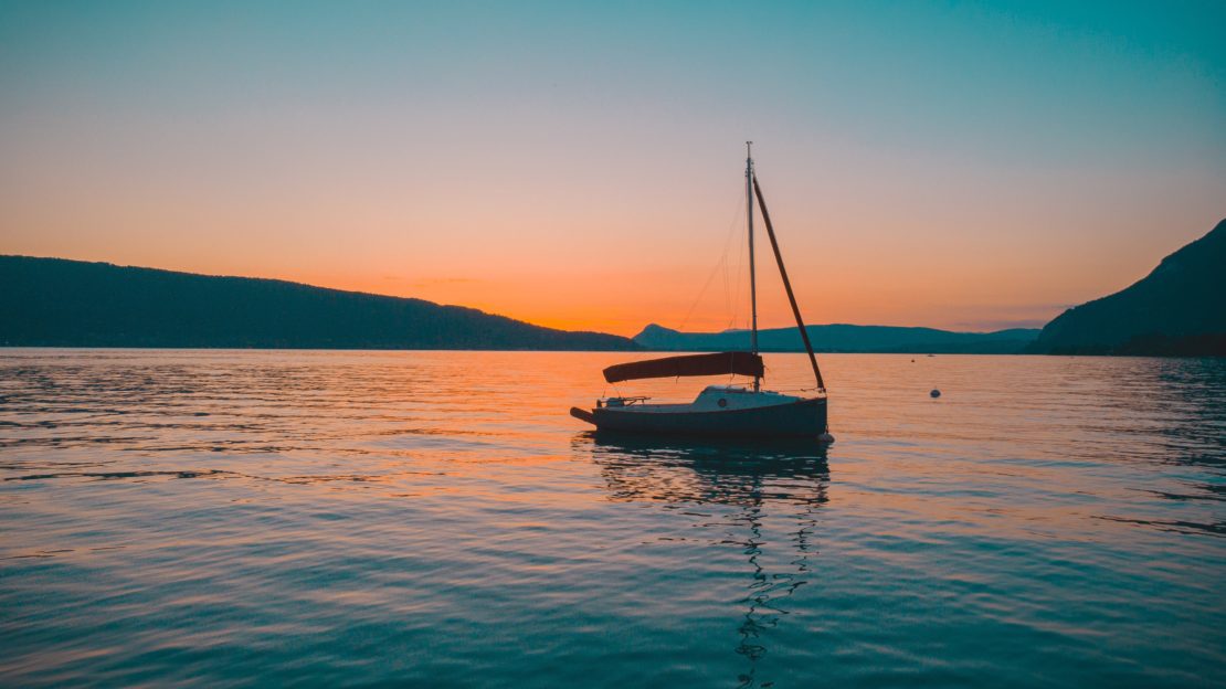 Bateau sur le lac d'Annecy au coucher de soleil